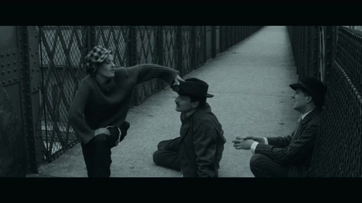 Emily_in_Paris_S02E04_WEBRip_x264-ION10_1650.jpg