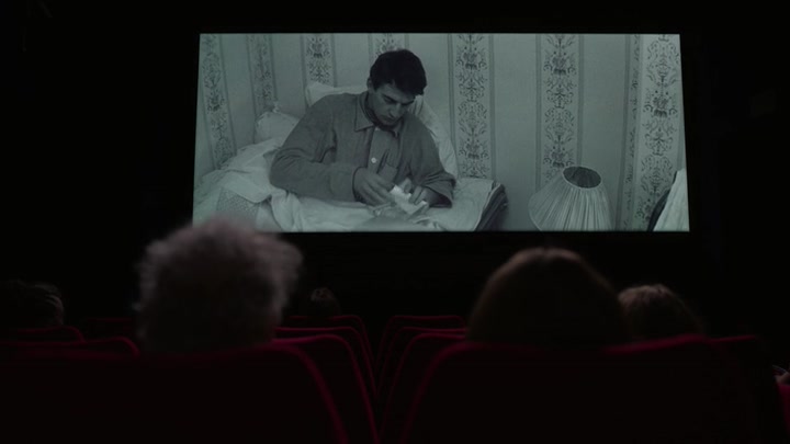 Emily_in_Paris_S02E04_WEBRip_x264-ION10_1696.jpg