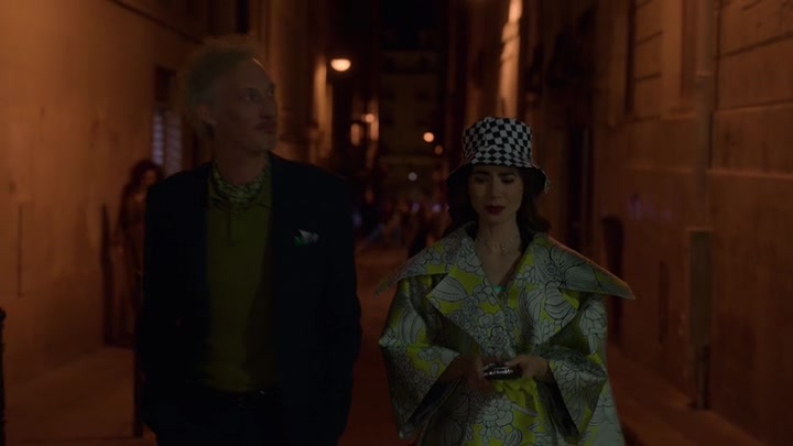 Emily_in_Paris_S02E04_WEBRip_x264-ION10_1736.jpg