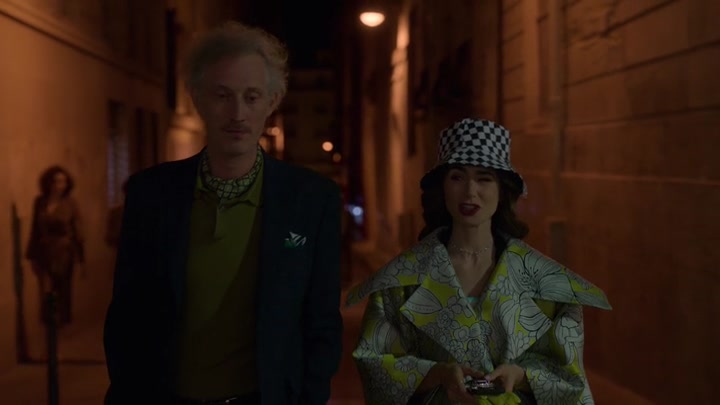 Emily_in_Paris_S02E04_WEBRip_x264-ION10_1740.jpg