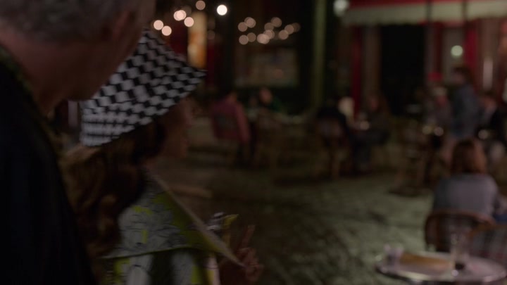 Emily_in_Paris_S02E04_WEBRip_x264-ION10_1761.jpg