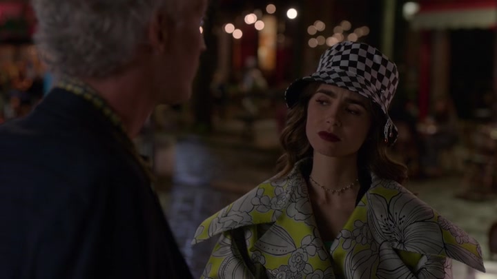Emily_in_Paris_S02E04_WEBRip_x264-ION10_1811.jpg