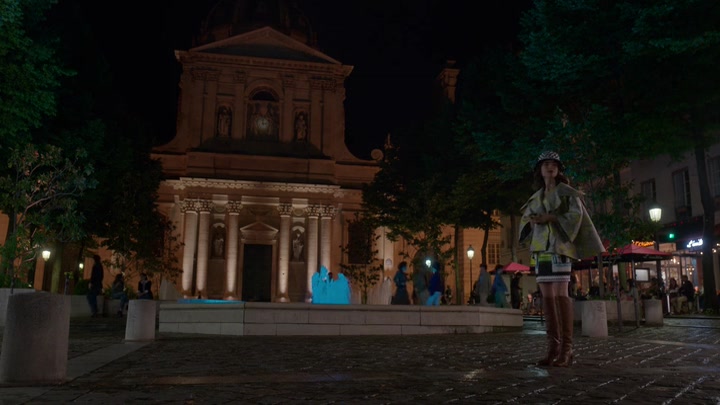 Emily_in_Paris_S02E04_WEBRip_x264-ION10_1816.jpg