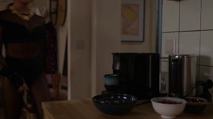Emily_in_Paris_S02E04_WEBRip_x264-ION10_1829.jpg