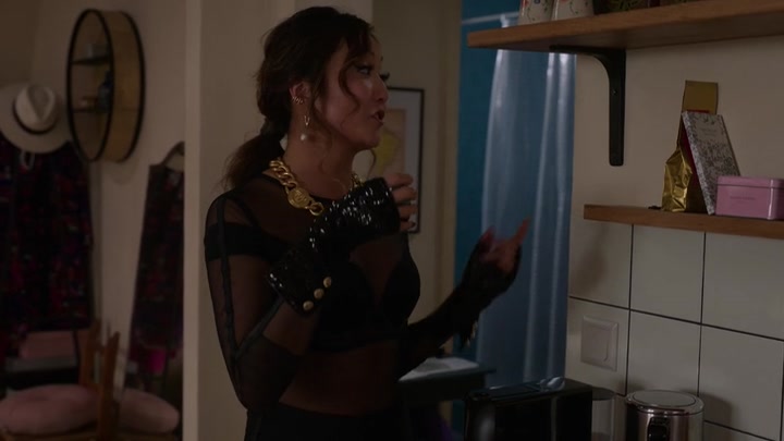 Emily_in_Paris_S02E04_WEBRip_x264-ION10_1876.jpg