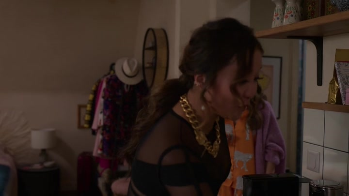 Emily_in_Paris_S02E04_WEBRip_x264-ION10_1883.jpg