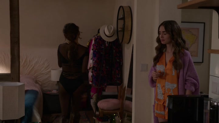 Emily_in_Paris_S02E04_WEBRip_x264-ION10_1887.jpg