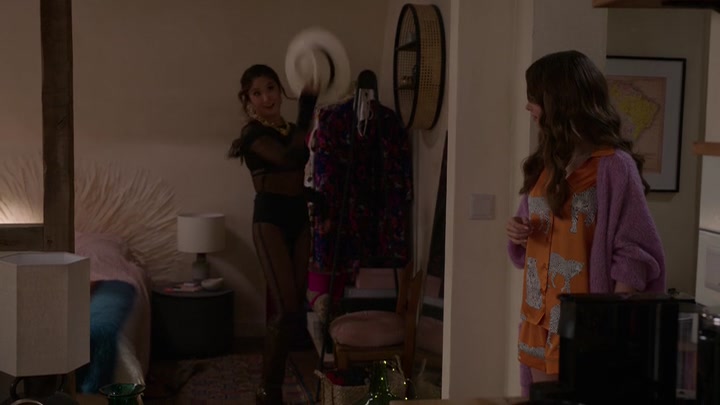 Emily_in_Paris_S02E04_WEBRip_x264-ION10_1889.jpg
