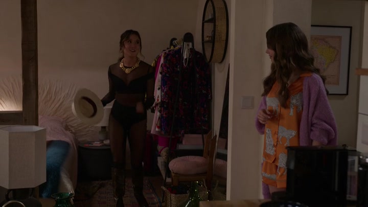 Emily_in_Paris_S02E04_WEBRip_x264-ION10_1890.jpg