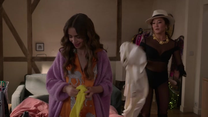 Emily_in_Paris_S02E04_WEBRip_x264-ION10_1904.jpg