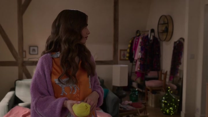 Emily_in_Paris_S02E04_WEBRip_x264-ION10_1915.jpg