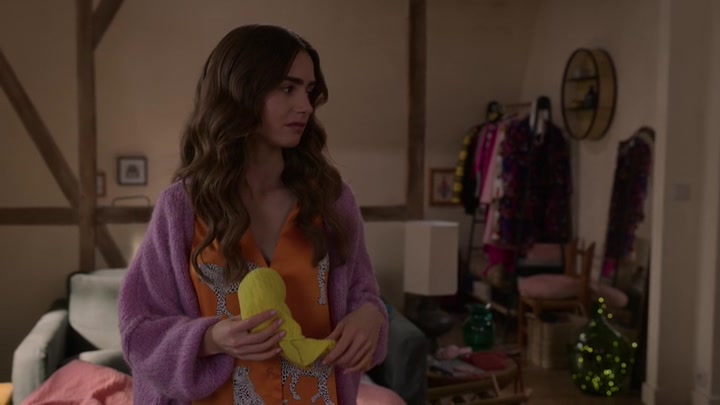 Emily_in_Paris_S02E04_WEBRip_x264-ION10_1917.jpg