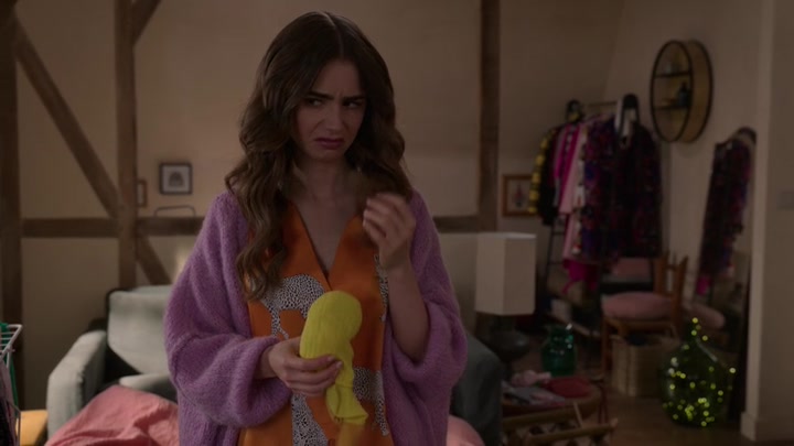 Emily_in_Paris_S02E04_WEBRip_x264-ION10_1923.jpg