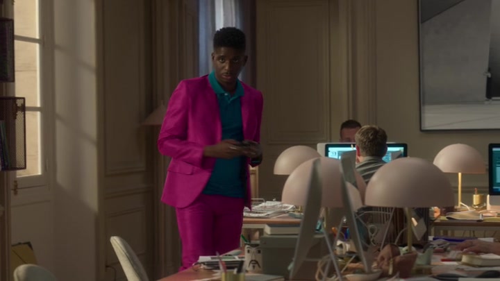 Emily_in_Paris_S02E04_WEBRip_x264-ION10_1944.jpg