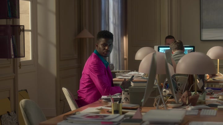 Emily_in_Paris_S02E04_WEBRip_x264-ION10_1950.jpg