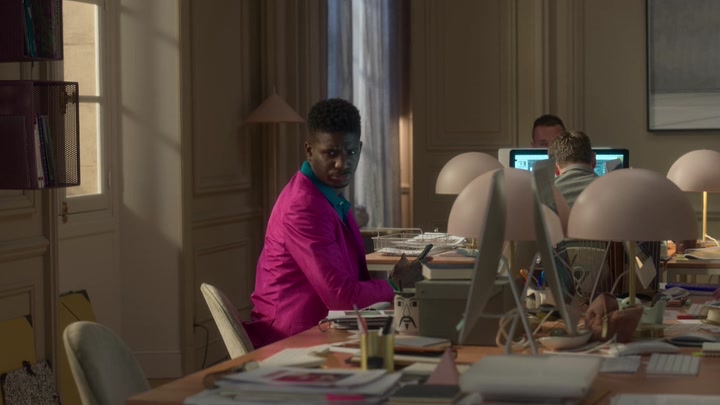 Emily_in_Paris_S02E04_WEBRip_x264-ION10_1951.jpg