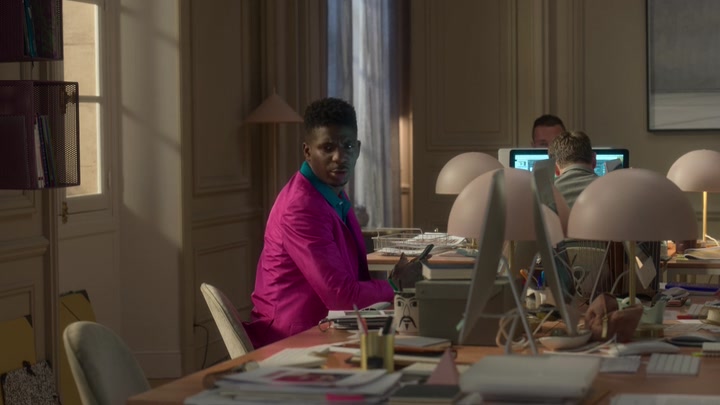 Emily_in_Paris_S02E04_WEBRip_x264-ION10_1952.jpg