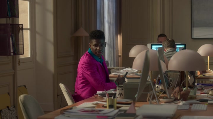 Emily_in_Paris_S02E04_WEBRip_x264-ION10_1953.jpg