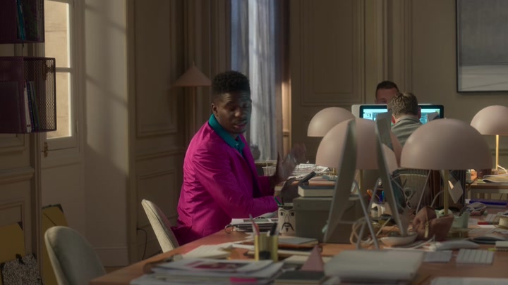 Emily_in_Paris_S02E04_WEBRip_x264-ION10_1955.jpg