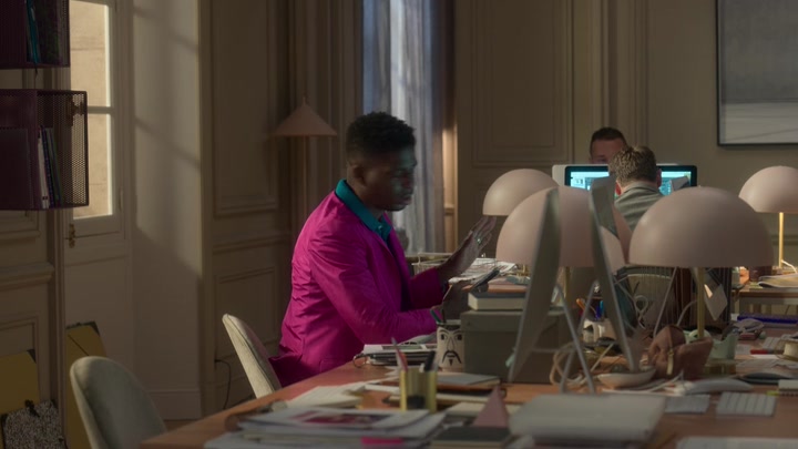 Emily_in_Paris_S02E04_WEBRip_x264-ION10_1957.jpg