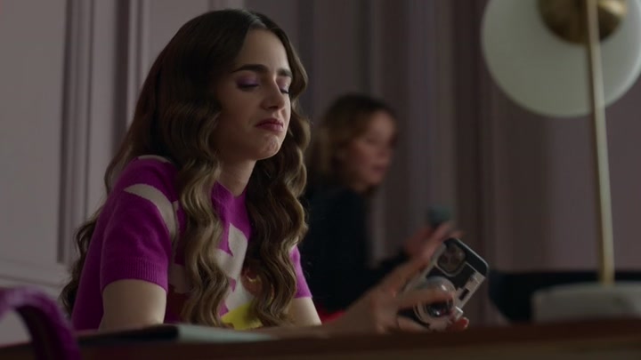 Emily_in_Paris_S02E04_WEBRip_x264-ION10_1967.jpg