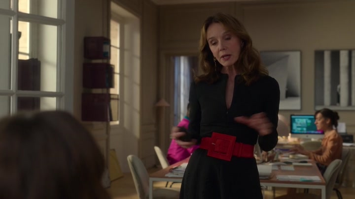 Emily_in_Paris_S02E04_WEBRip_x264-ION10_1975.jpg