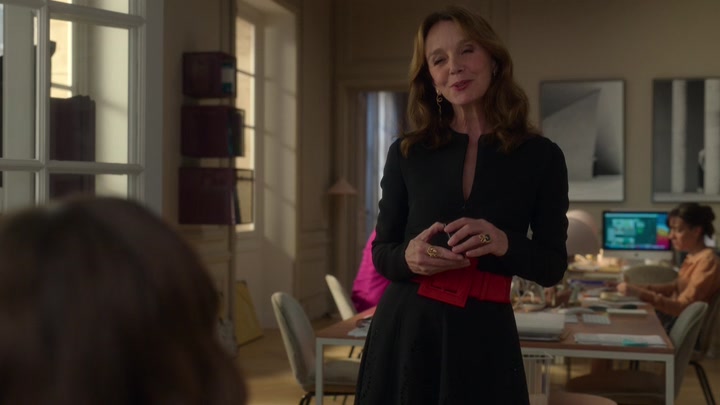 Emily_in_Paris_S02E04_WEBRip_x264-ION10_1997.jpg
