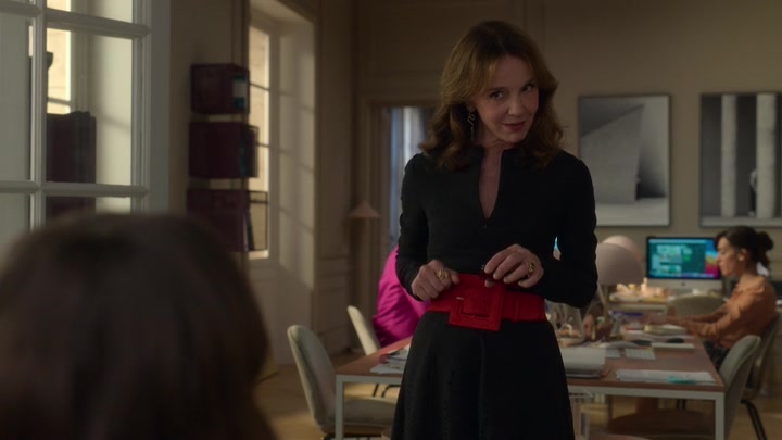 Emily_in_Paris_S02E04_WEBRip_x264-ION10_2012.jpg