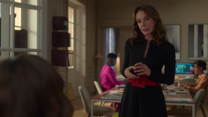 Emily_in_Paris_S02E04_WEBRip_x264-ION10_2020.jpg