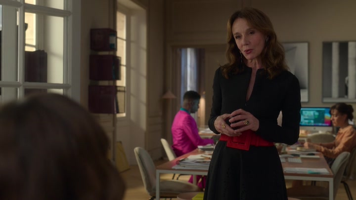 Emily_in_Paris_S02E04_WEBRip_x264-ION10_2021.jpg