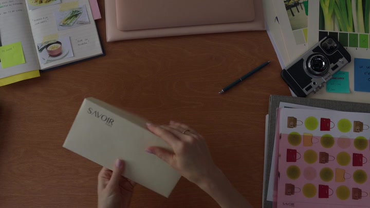 Emily_in_Paris_S02E04_WEBRip_x264-ION10_2040.jpg