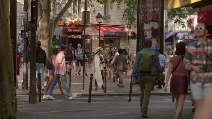 Emily_in_Paris_S02E04_WEBRip_x264-ION10_2042.jpg