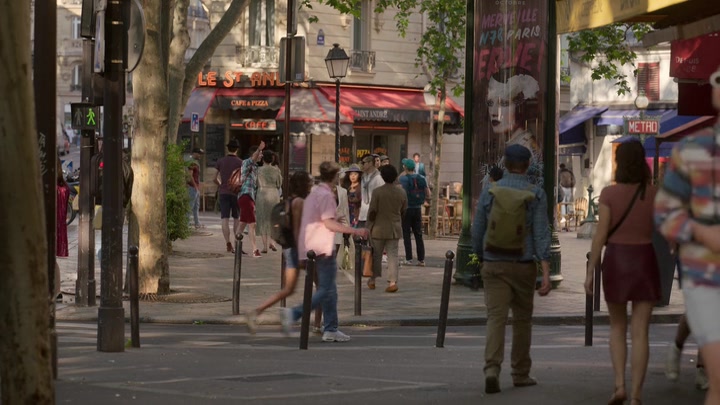 Emily_in_Paris_S02E04_WEBRip_x264-ION10_2043.jpg