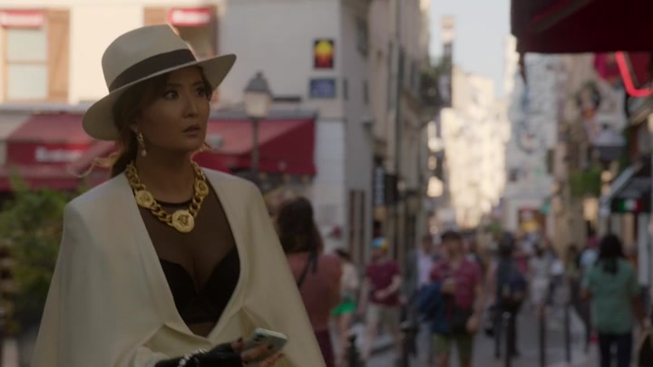 Emily_in_Paris_S02E04_WEBRip_x264-ION10_2047.jpg