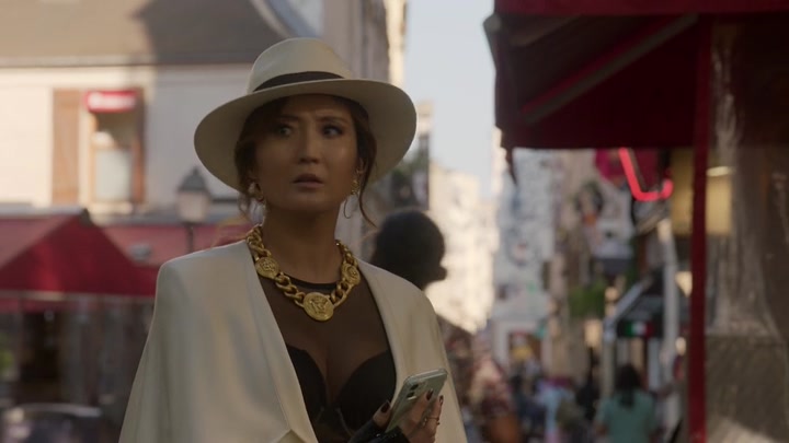 Emily_in_Paris_S02E04_WEBRip_x264-ION10_2049.jpg