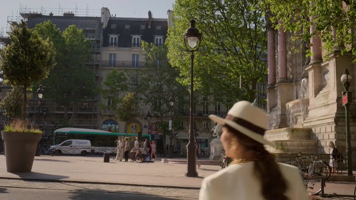 Emily_in_Paris_S02E04_WEBRip_x264-ION10_2059.jpg