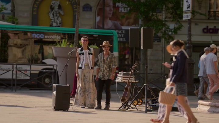 Emily_in_Paris_S02E04_WEBRip_x264-ION10_2063.jpg