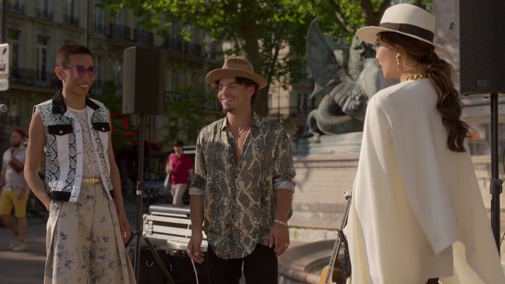 Emily_in_Paris_S02E04_WEBRip_x264-ION10_2075.jpg