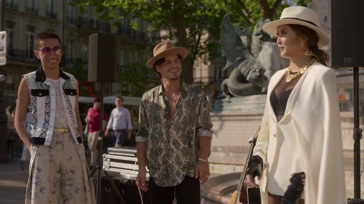 Emily_in_Paris_S02E04_WEBRip_x264-ION10_2077.jpg