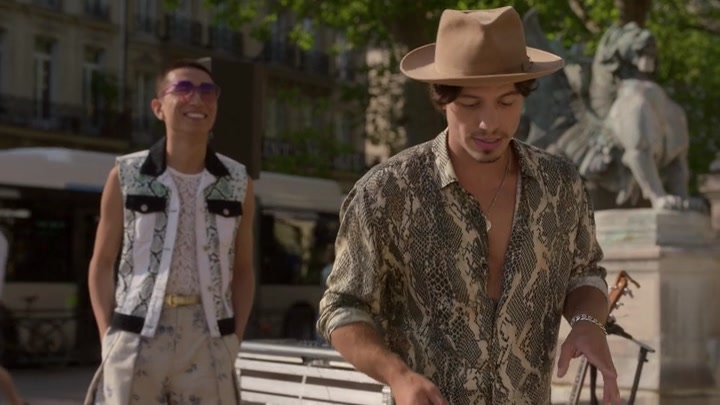 Emily_in_Paris_S02E04_WEBRip_x264-ION10_2082.jpg