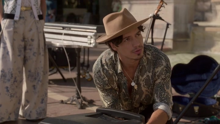 Emily_in_Paris_S02E04_WEBRip_x264-ION10_2084.jpg