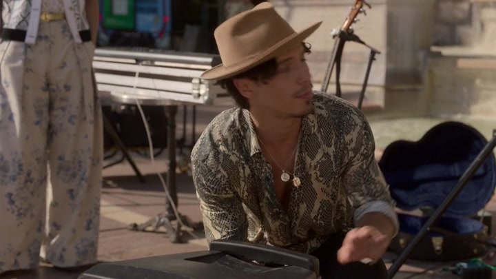 Emily_in_Paris_S02E04_WEBRip_x264-ION10_2085.jpg