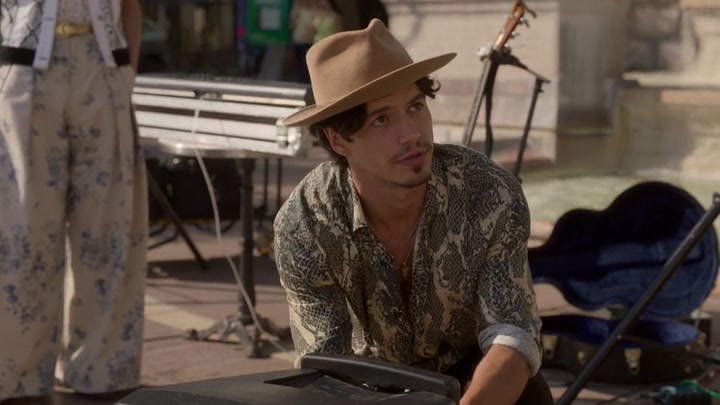 Emily_in_Paris_S02E04_WEBRip_x264-ION10_2086.jpg