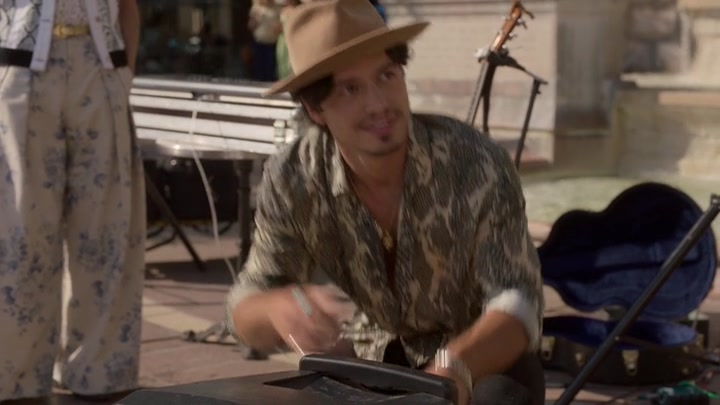 Emily_in_Paris_S02E04_WEBRip_x264-ION10_2087.jpg