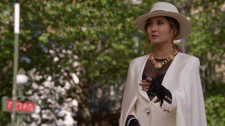 Emily_in_Paris_S02E04_WEBRip_x264-ION10_2093.jpg
