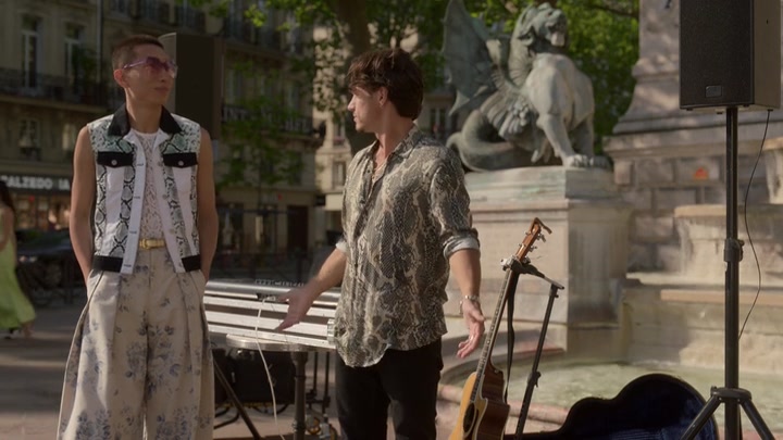 Emily_in_Paris_S02E04_WEBRip_x264-ION10_2100.jpg