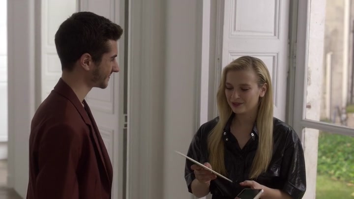 Emily_in_Paris_S02E04_WEBRip_x264-ION10_2116.jpg