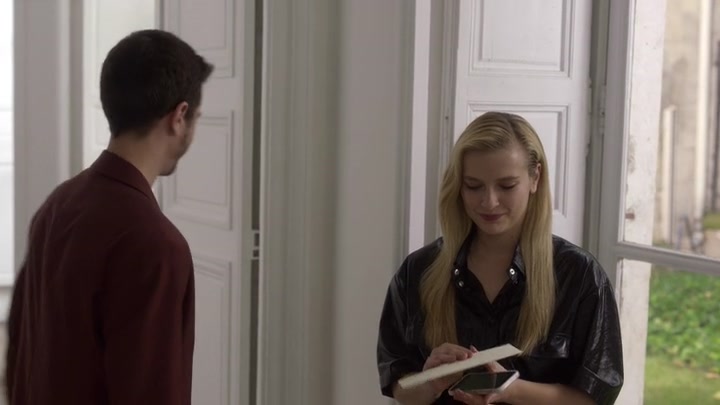 Emily_in_Paris_S02E04_WEBRip_x264-ION10_2117.jpg