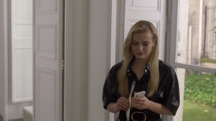 Emily_in_Paris_S02E04_WEBRip_x264-ION10_2120.jpg