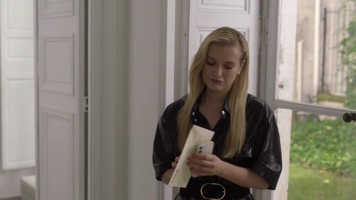 Emily_in_Paris_S02E04_WEBRip_x264-ION10_2122.jpg